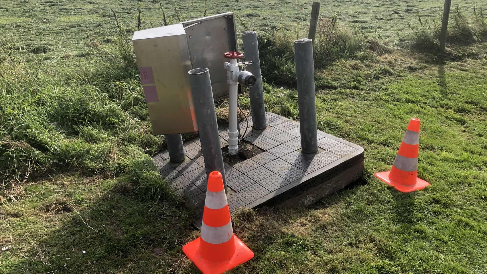 Auto rijdt tegen vulpunt tankstation, geen gas vrijgekomen