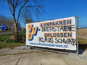 Enkele verkiezingsposters beklad en beschadigd