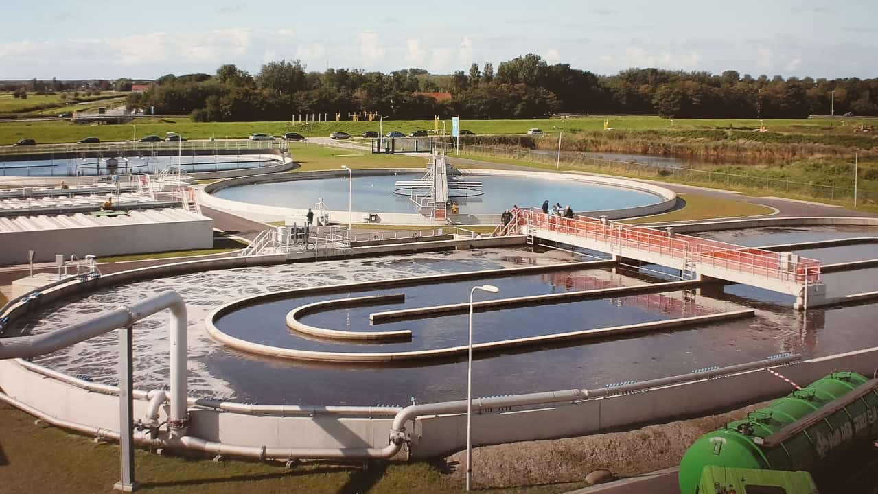 Bezoek de rioolwaterzuiveringscentrale