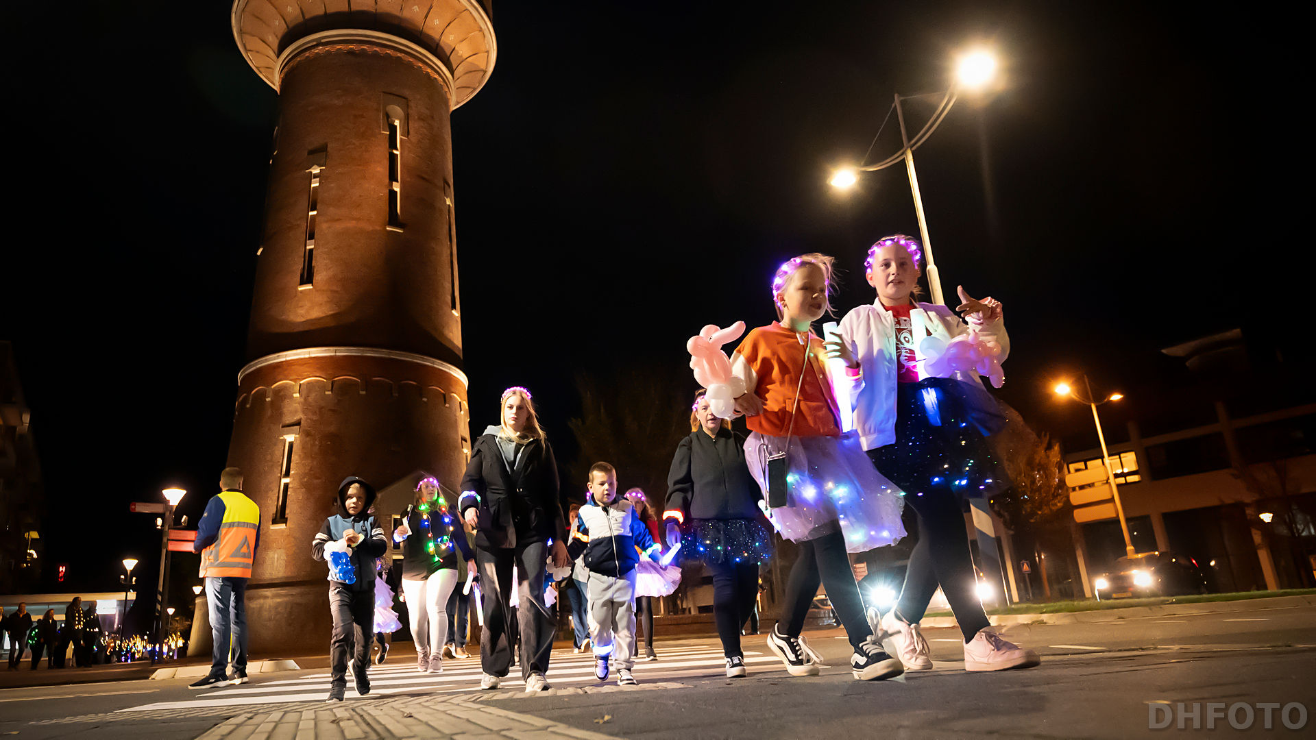 Lichtjesloop slingert zich kleurrijk door Den Helder