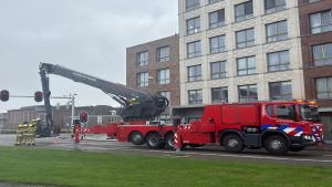 Kruising Kanaalweg afgesloten door losliggende dakpannen