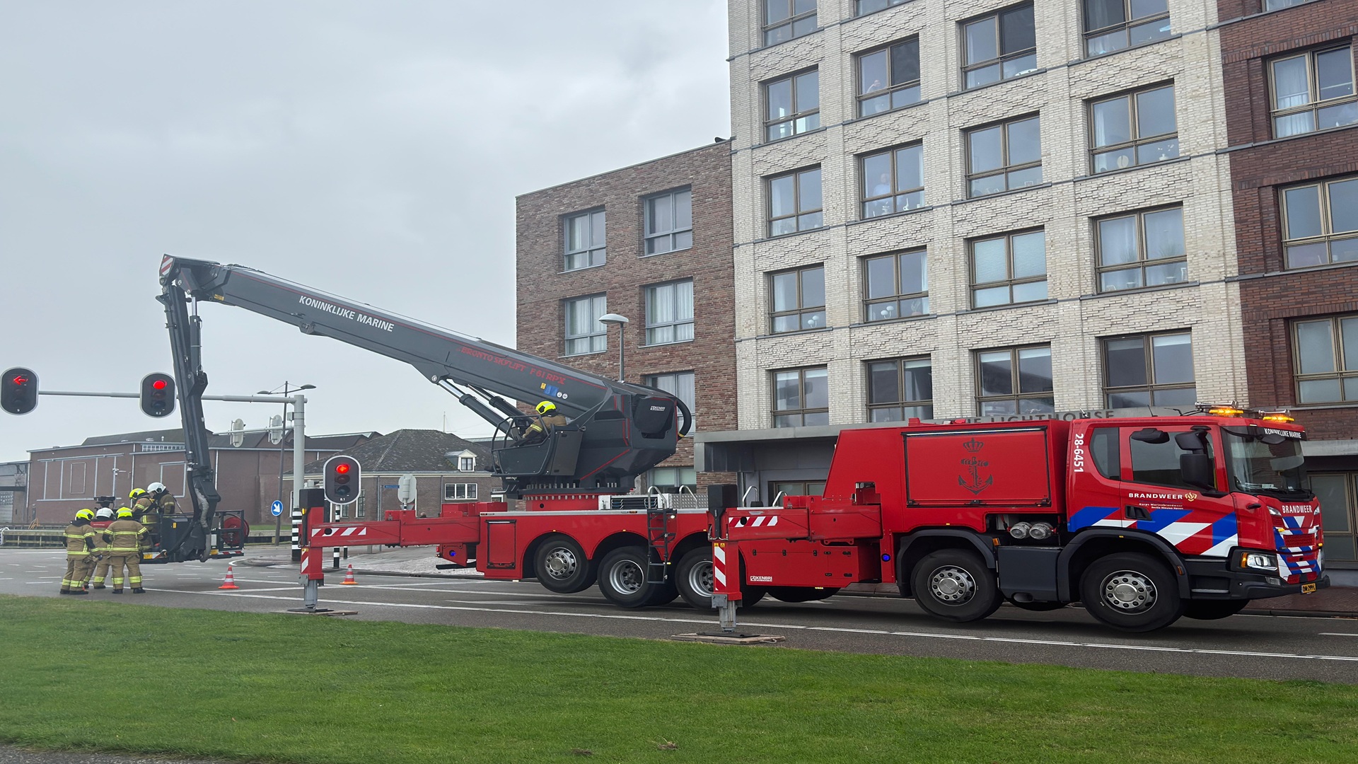 Kruising Kanaalweg afgesloten door losliggende dakpannen