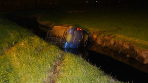 Auto te water, bestuurder verdwenen
