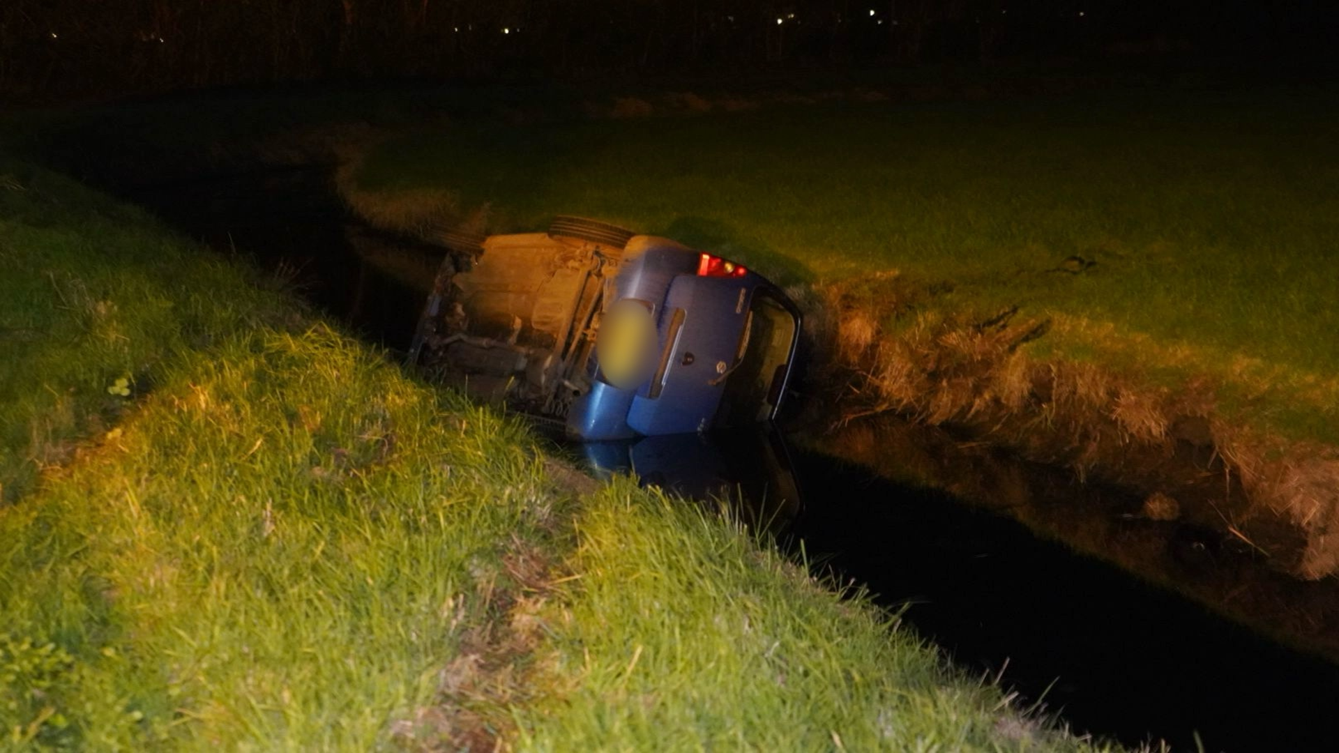 Auto te water, bestuurder verdwenen
