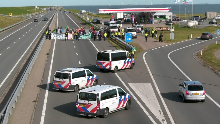 Video: Extinction Rebellion en Scientist Rebellion bezetten Afsluitdijk
