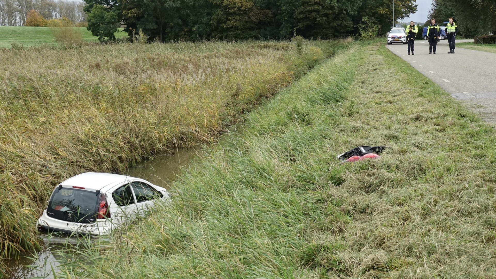 Auto in sloot na uitwijkmanoeuvre in Wieringerwaard