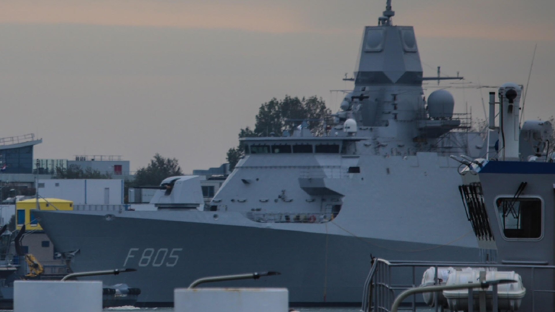 Brand op marineschip in Den Helder