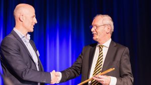 Wethouder Leever ontvangt ‘Boetnaald’, Catch & Connect in 2026 in Den Oever