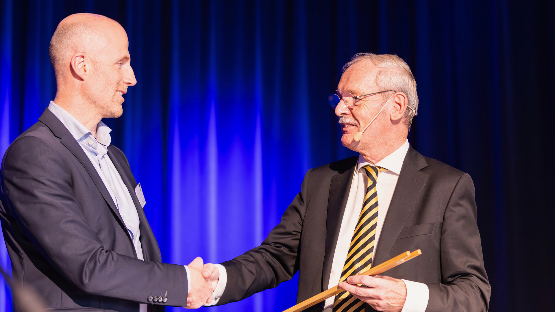 Wethouder Leever ontvangt ‘Boetnaald’, Catch & Connect in 2026 in Den Oever