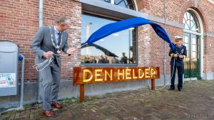 Marine schenkt Den Helder naambord voor stadhuis