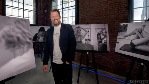 Expositie ‘Behind the scene’ van Helderse fotograaf Jeffrey Bakker geopend in De Kampanje