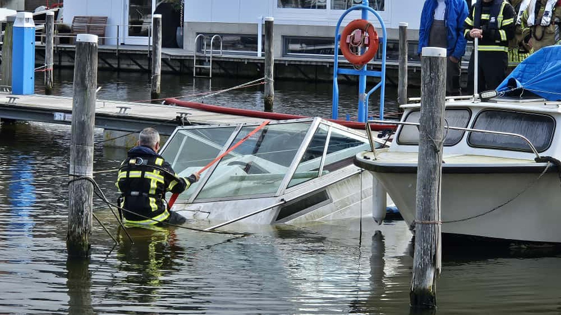Brandweer kan gezonken bootje niet redden