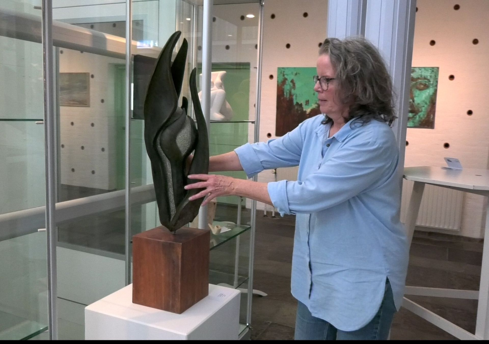 Video: Tweejaarlijkse expositie van kunstkring MEERKunst in de Cultuurschuur