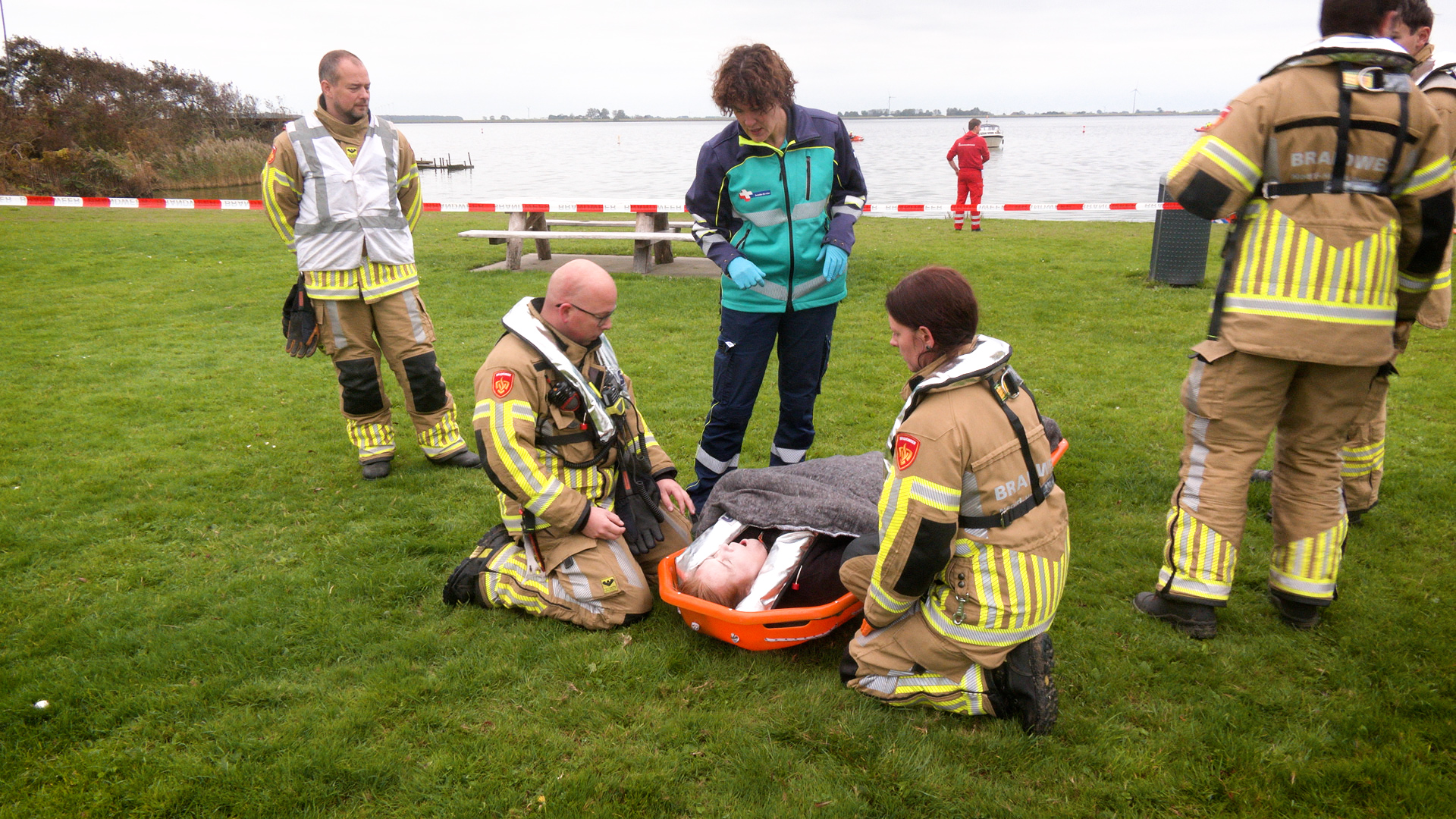 Video: Hulpdiensten in actie: reddingsoefening op het water