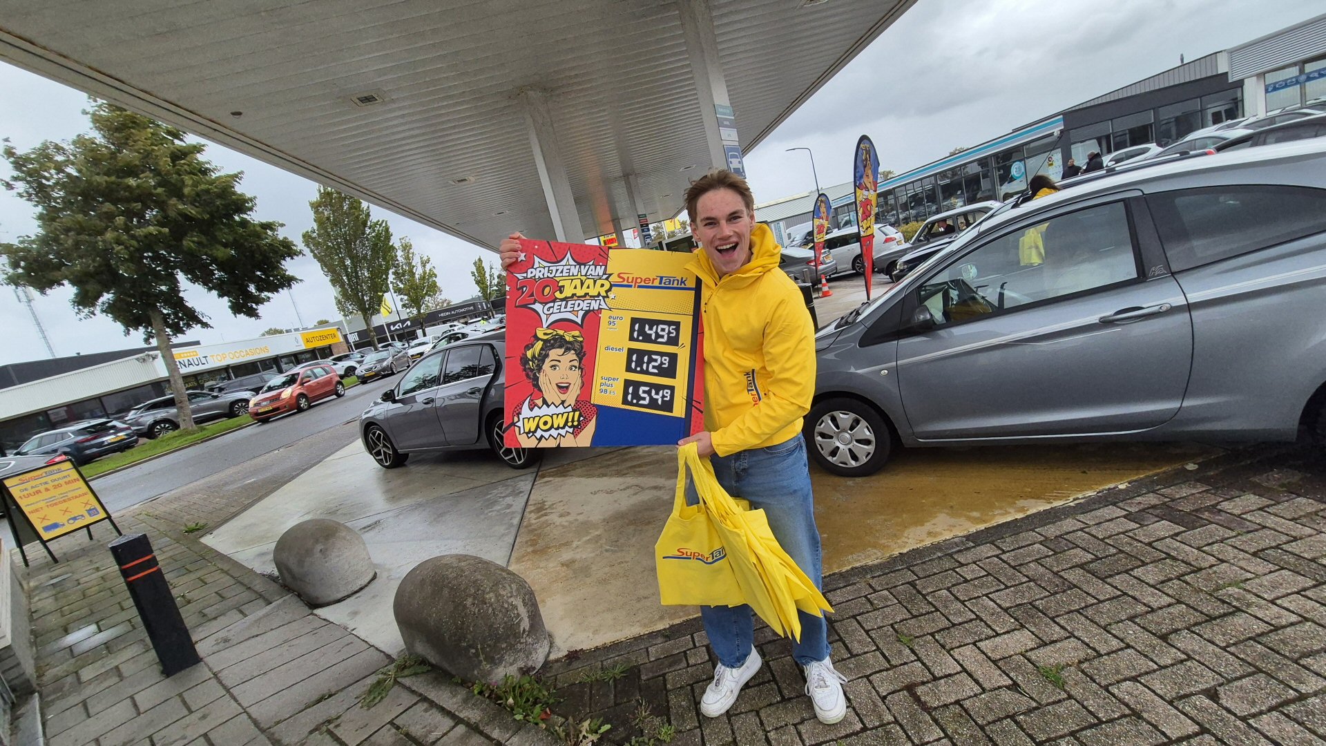 Jarige Supertank: Lange rijen bij tankstation