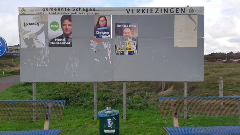 Vandalen hebben oog laten vallen op verkiezingsbord Callantsoog