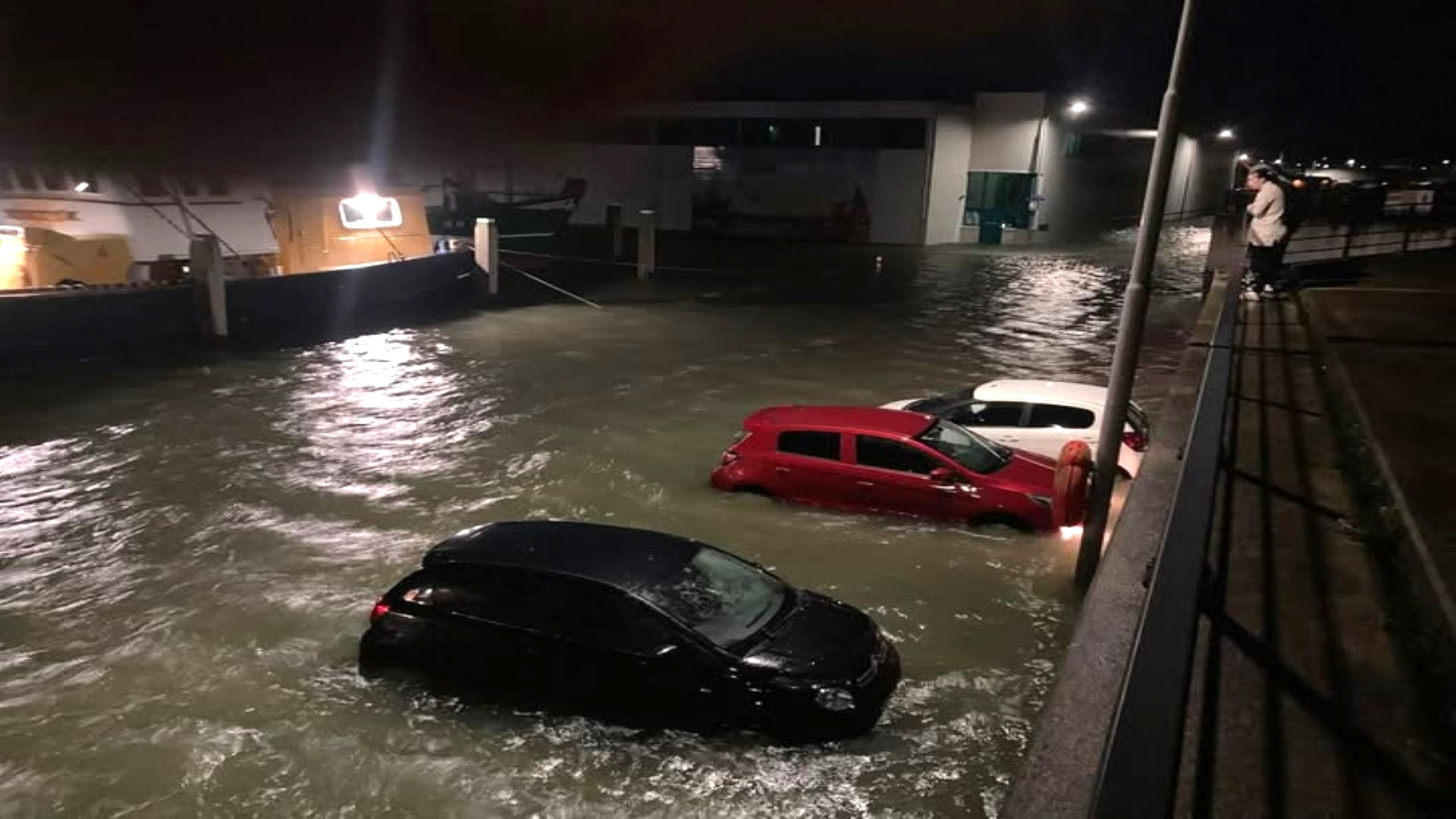 Auto’s ten onder bij hoog water in haven van Den Oever