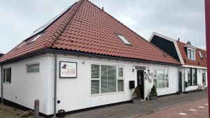 Nieuwe AED aan de westkant van Burgervlotbrug na tragisch voorval