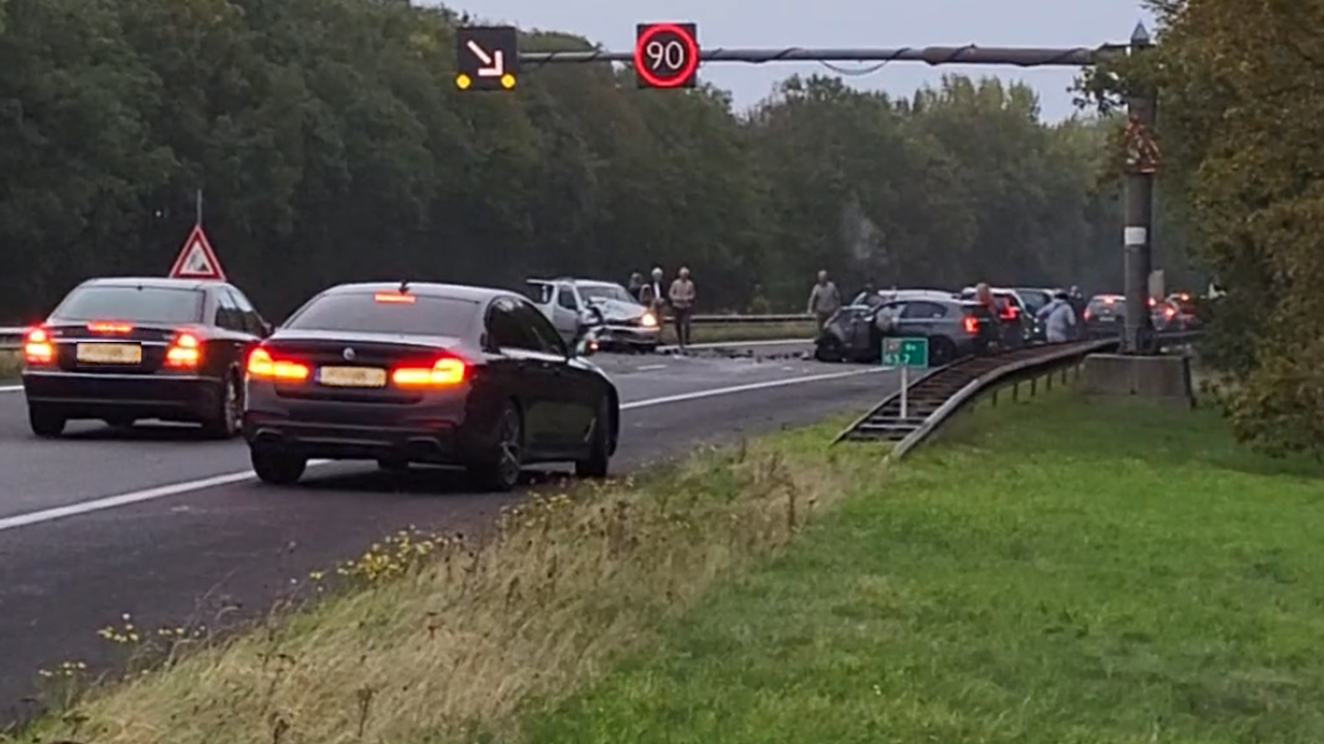 Auto rijdt slingerend over A7 en botst met hoge snelheid